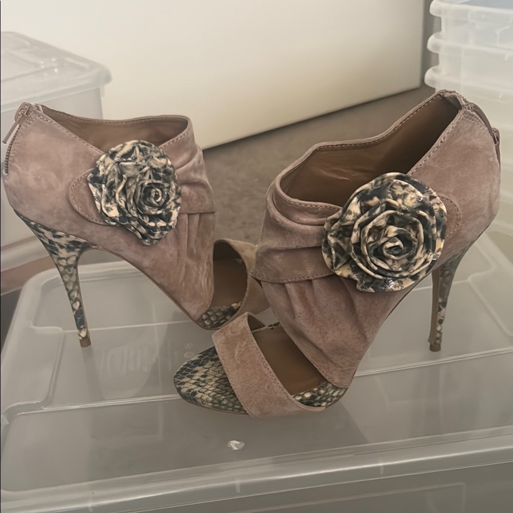 Steve Madden Luxe Tan Suede Snakeskin Heels with Elegant Flower Size 6 NEW